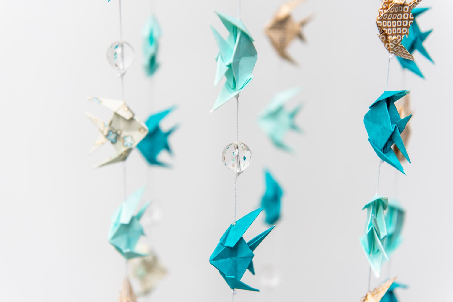Guirlande de poissons en origami washi bleu turquoise et doré.