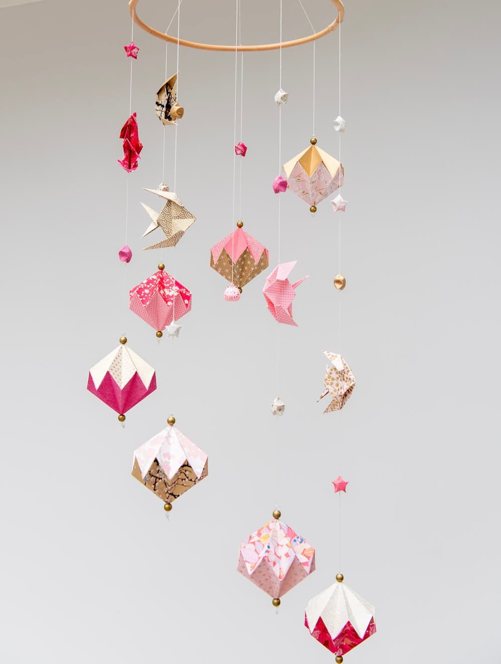 Mobile de pierres précieuses et grues en origami washi rose et doré.