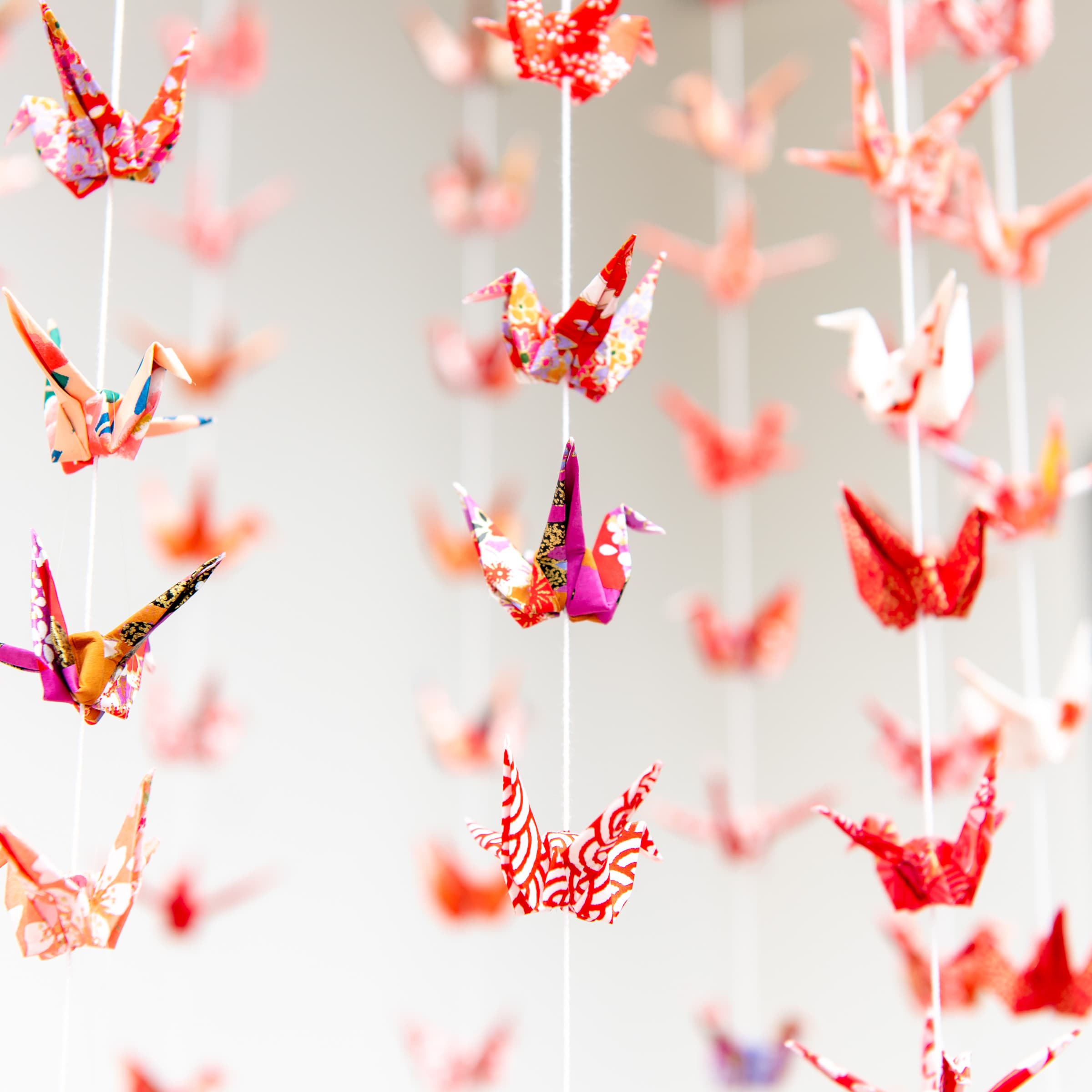 Guirlandes de grues en origami washi rouge et rose, suspendues