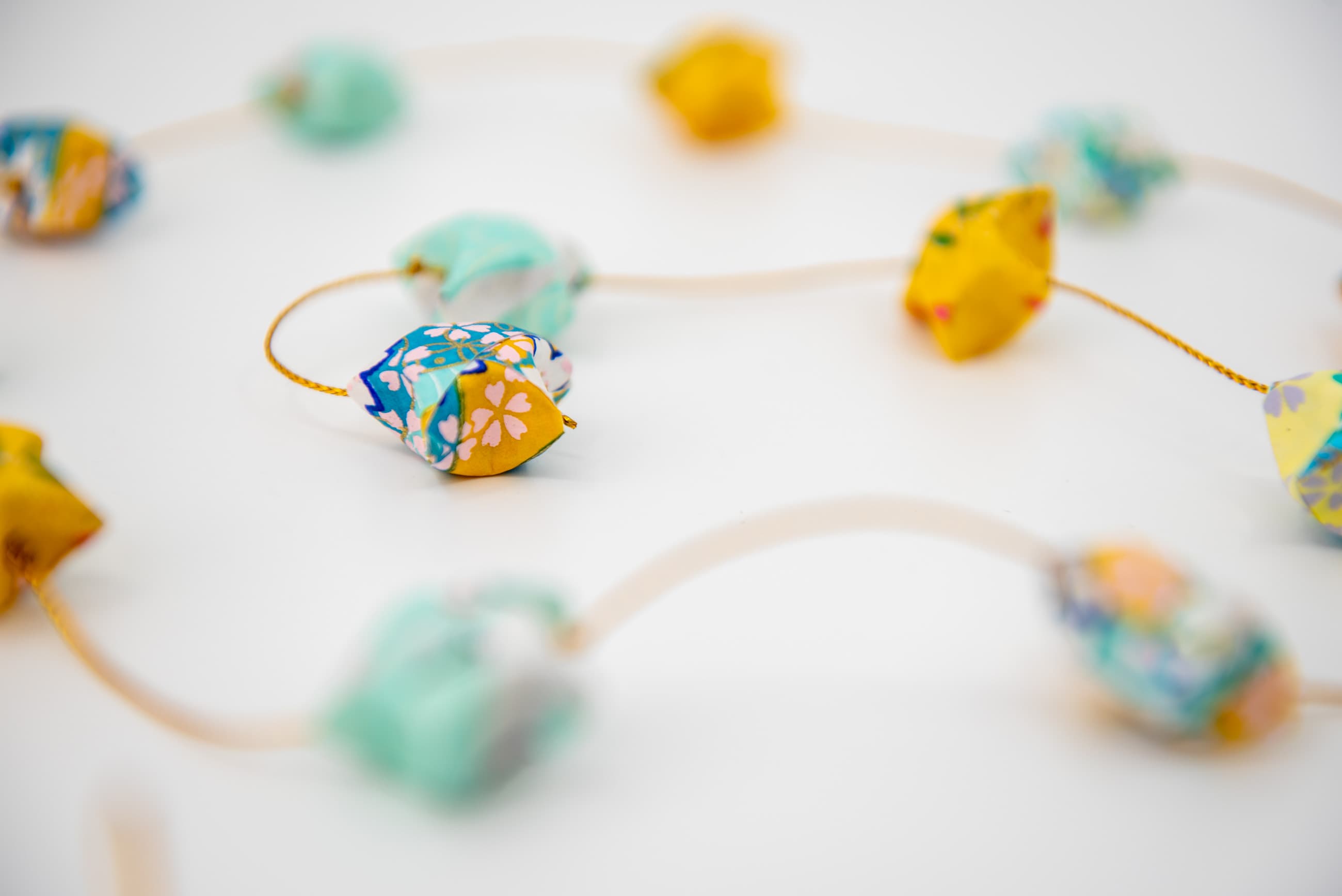 Guirlande de petits origamis washi aux motifs jaune, bleu et vert