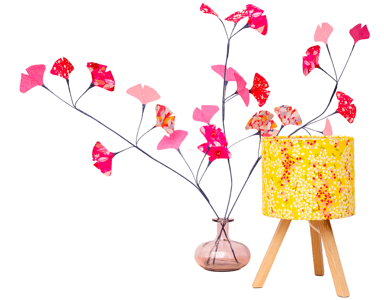 Lampe jaune fleurie et fleurs en papier washi roses dans un vase
