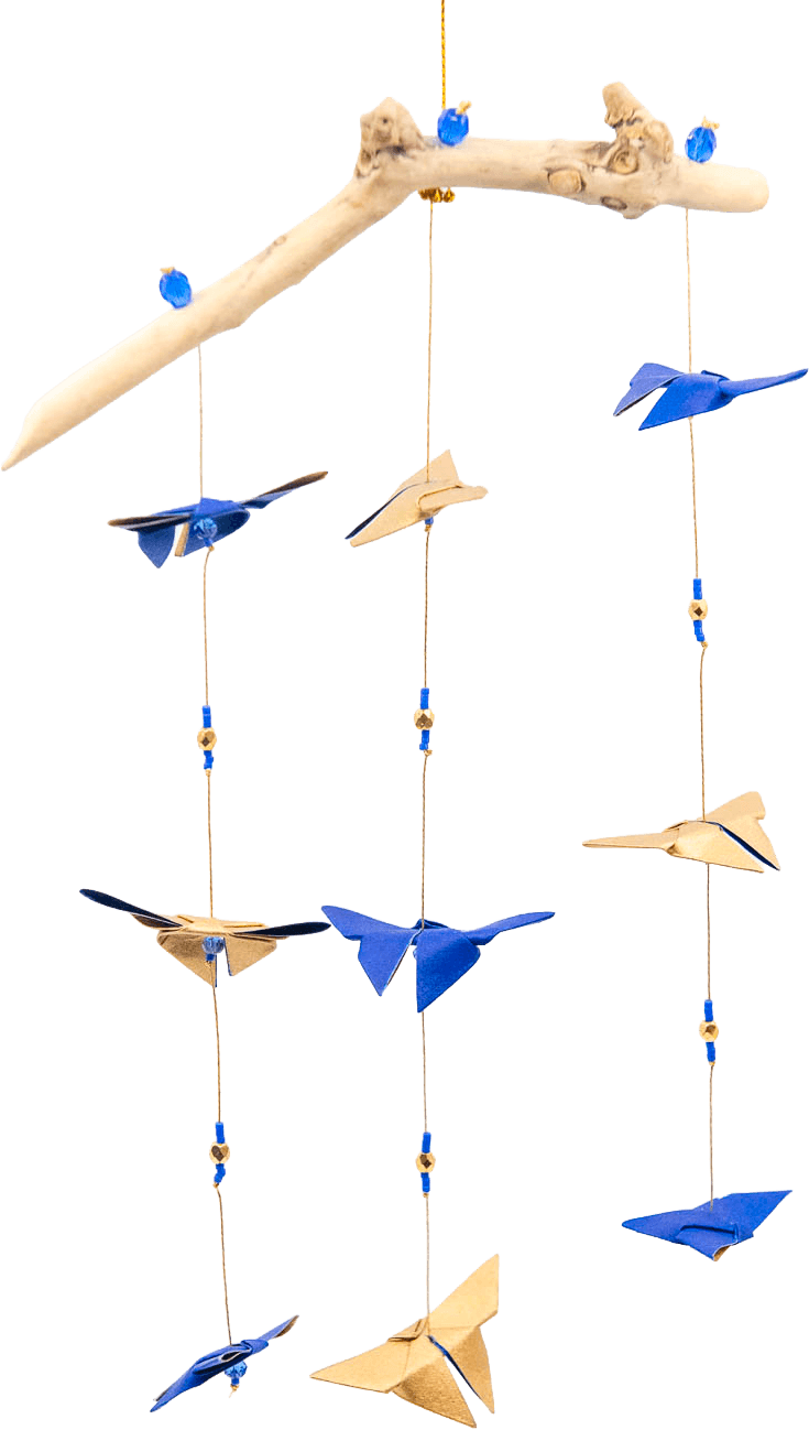 Mobile de grues en origami bleu et doré, suspendu à une branche