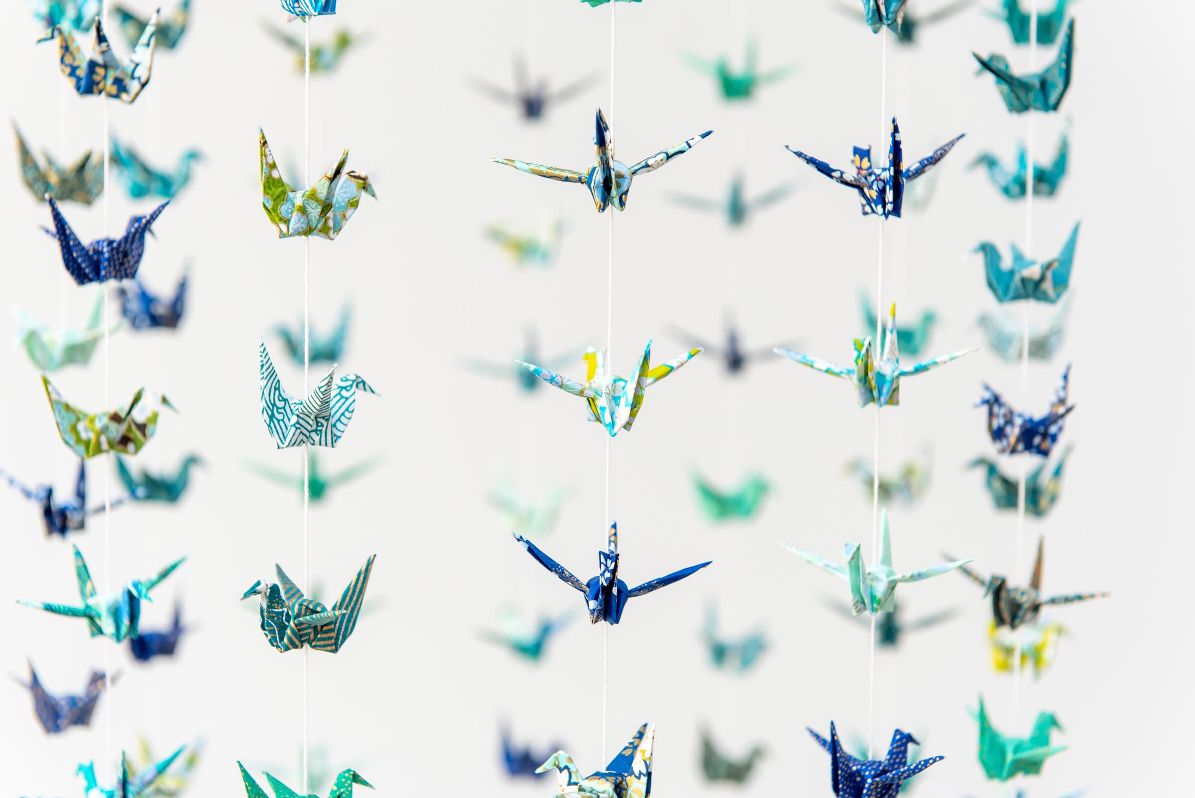 Guirlande de grues en origami washi bleu, vert et doré