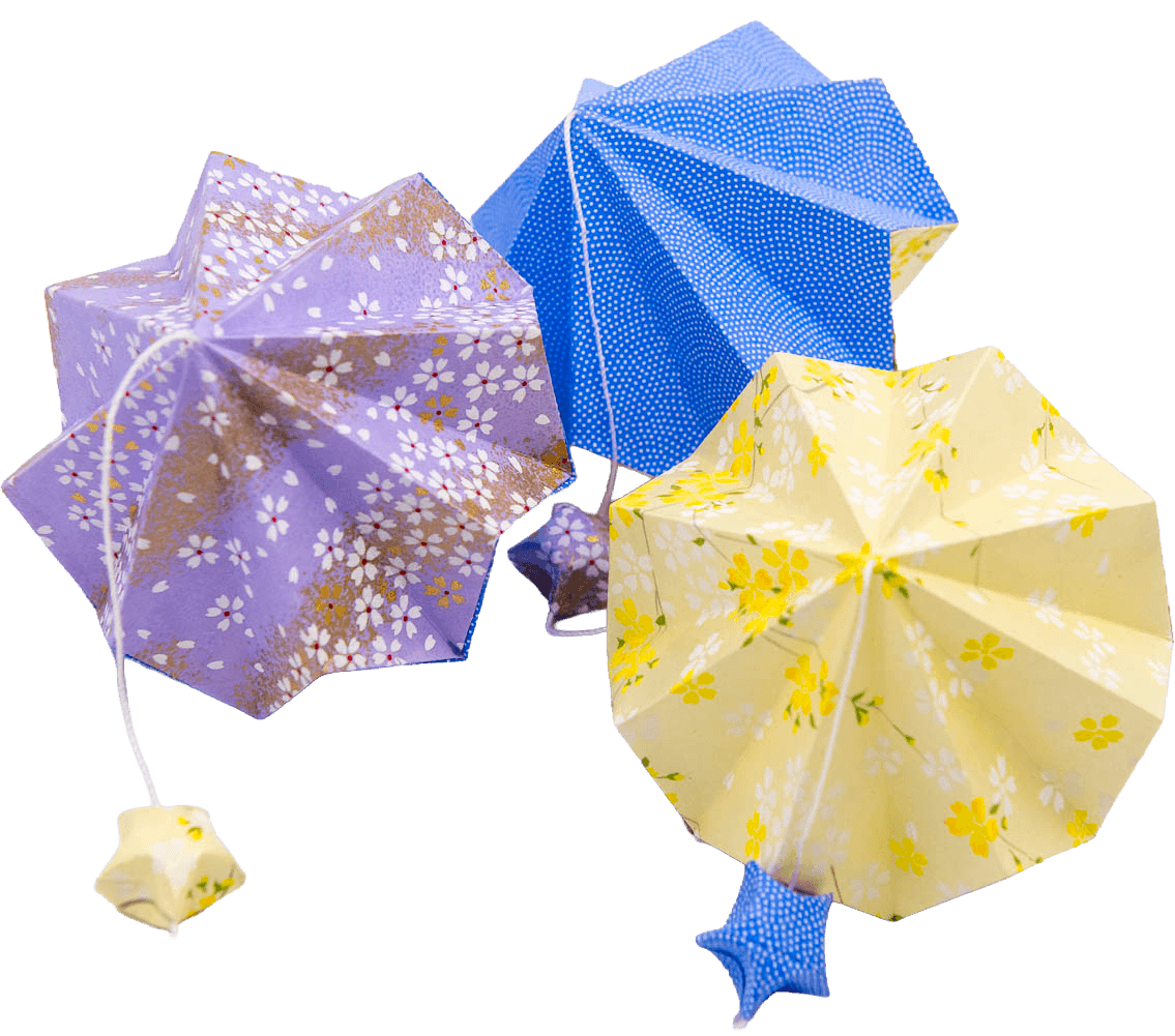 Petites ombrelles en origami washi bleues, violettes et jaunes