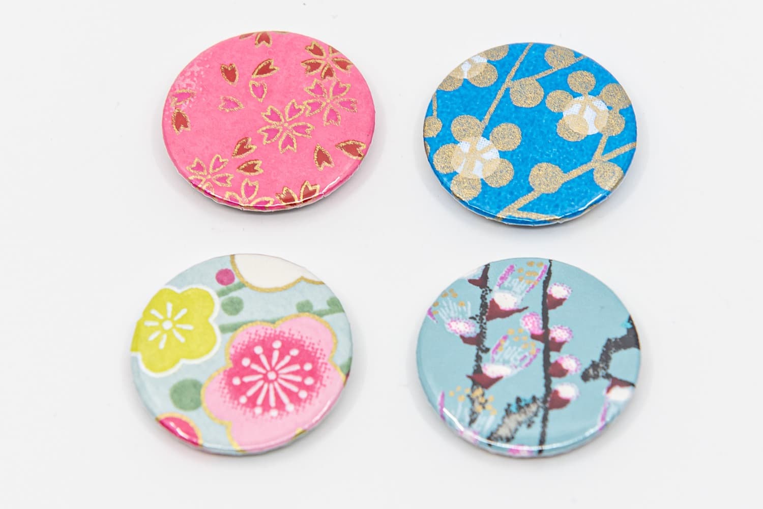Magnets bleus roses