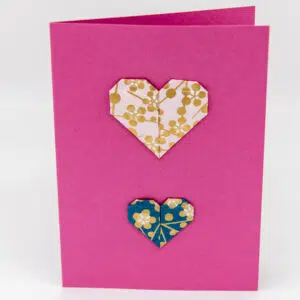 Carte cœurs sur fond rose