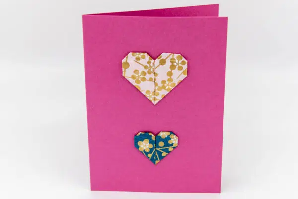Carte cœurs sur fond rose
