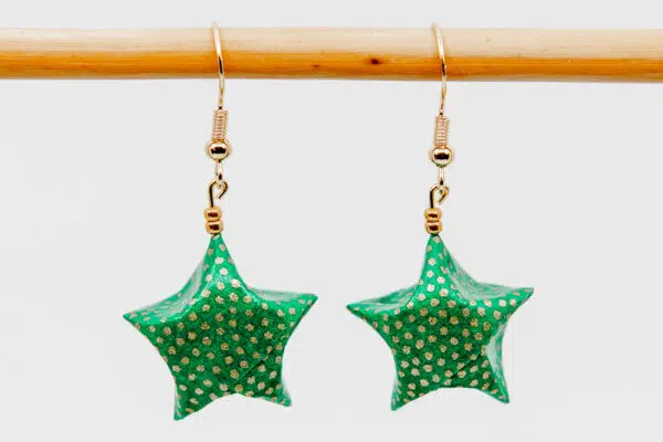 Boucles d’oreilles étoiles vertes à points dorés