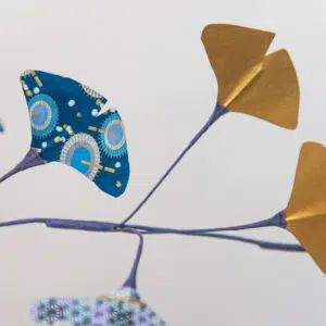 Bouquet « Ichō » violet bleu et or – Image 2