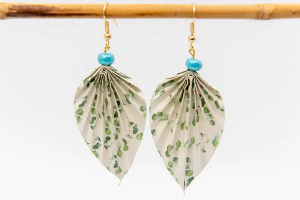Boucles d’oreilles feuilles crème