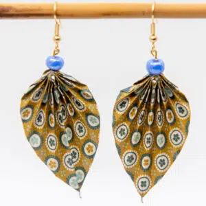 Boucles d’oreilles feuilles vertes .