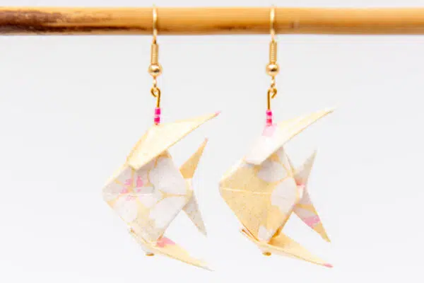Boucles d’oreilles poissons beiges